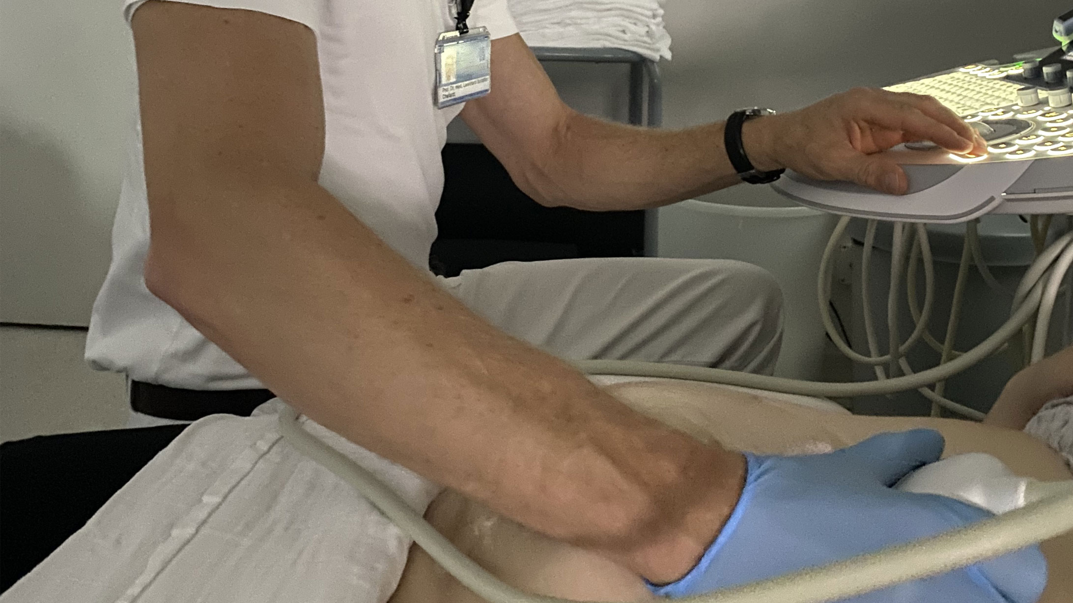 Leonhard Schäffer macht einen Ultraschall-Untersuch bei seiner Patientin Maria Meuniers