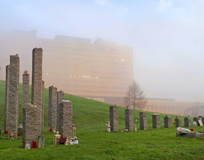 Totgeburt: Die Grabstätte für frühverlorene Kinder mit dem KSB-Gebäude im Nebel dahinter