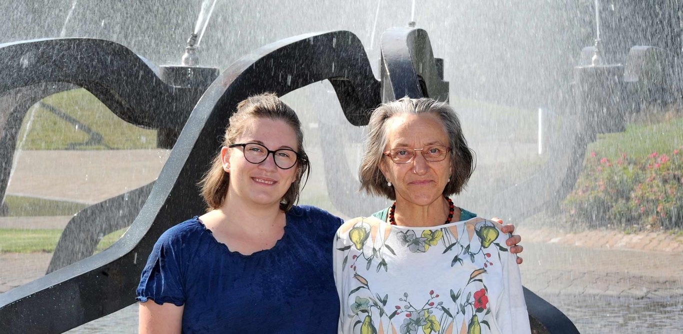 Hanna und Bernadette Bandlow stehen vor dem Springbrunnen am KSB.