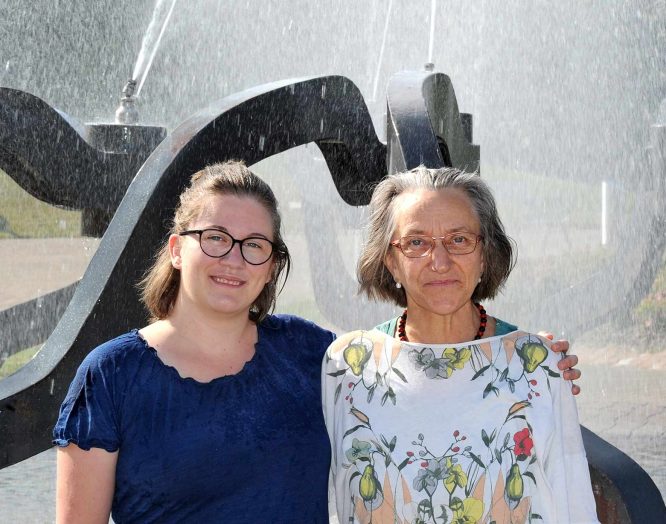 Hanna und Bernadette Bandlow stehen vor dem Springbrunnen am KSB.