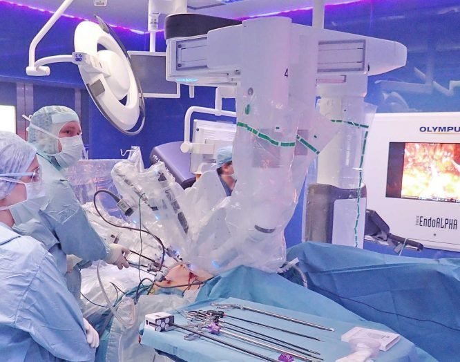 Chirurgen operieren mit dem Operationsroboter Da Vinci