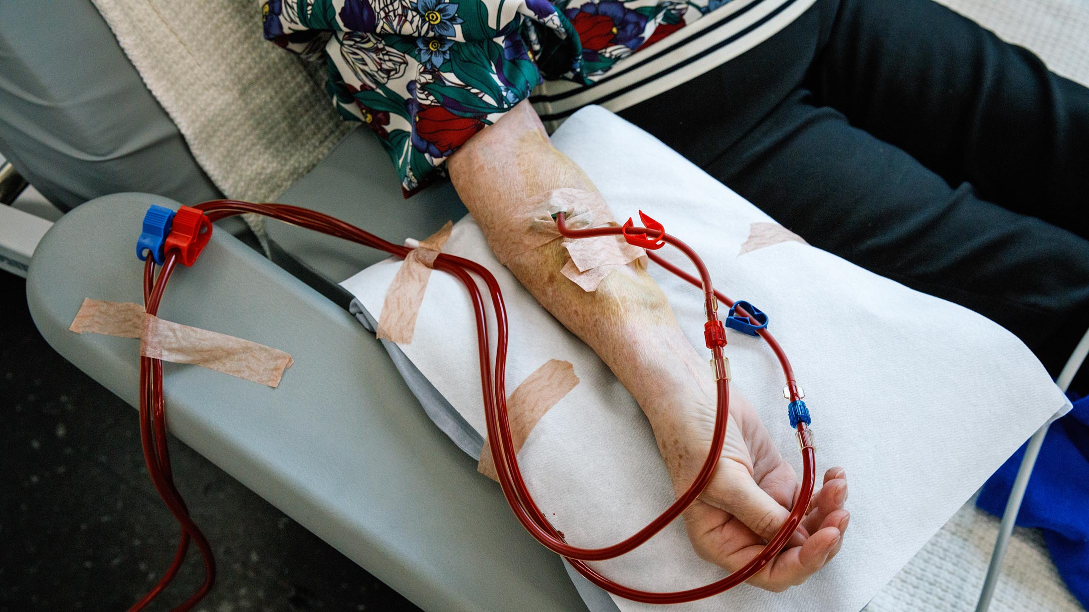 Eine betagte Frau ist mit Schläuchen an einem Dialysegerät angeschlossen.