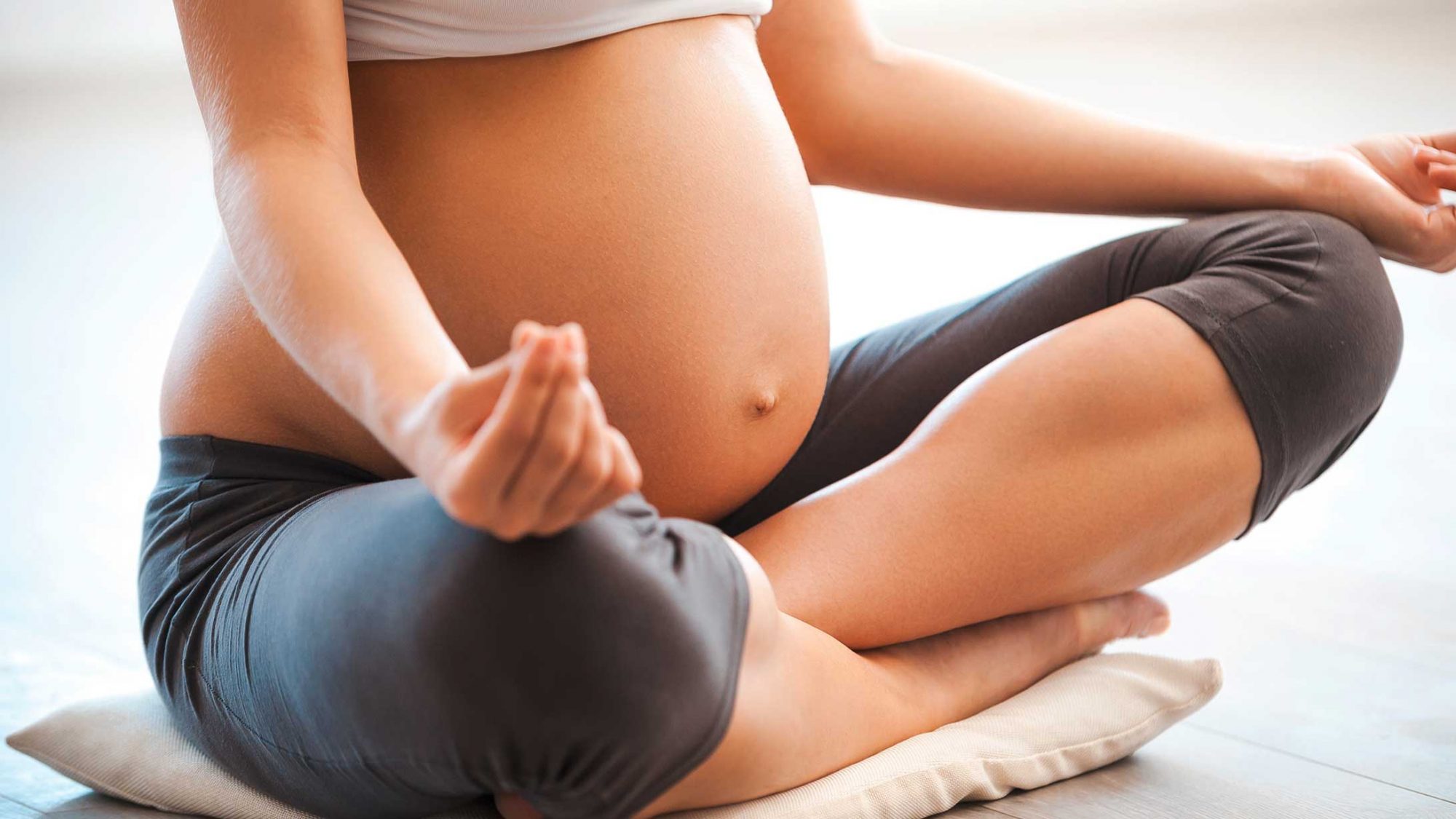 Geburt: Eine Schwanger macht Entspannungsübungen.