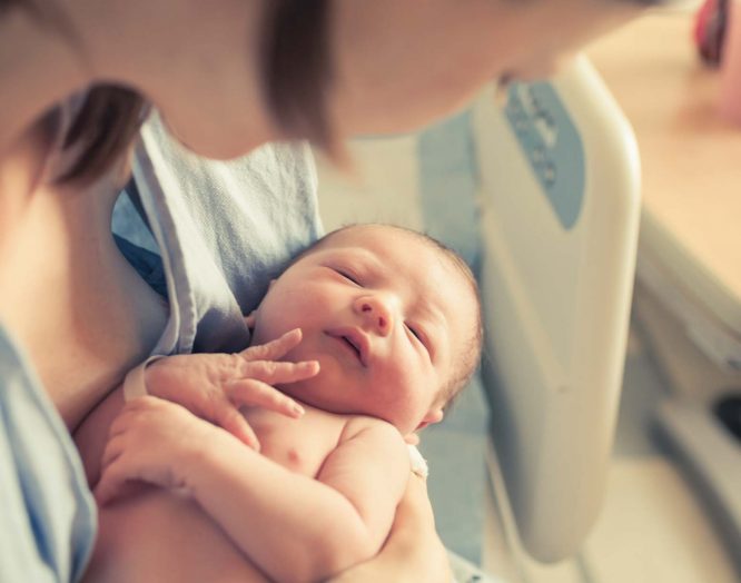 Kaiserschnitt Video: Ein neugeborenes Baby in den Armen seiner Mutter.