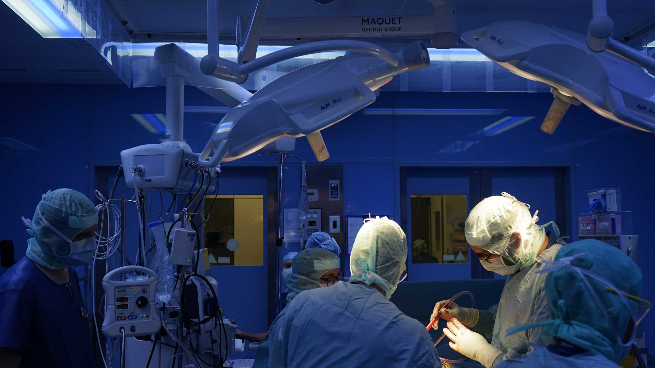 Die Chirurgen bei der Arbeit im Operationssaal.