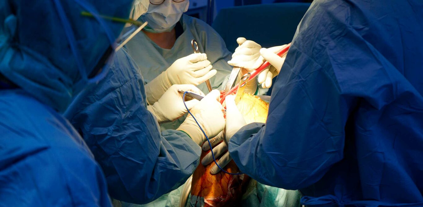 Bild aus dem Operationssaal, es wird ein Knie operiert.