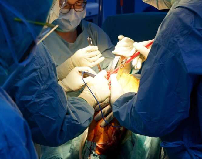 Bild aus dem Operationssaal, es wird ein Knie operiert.