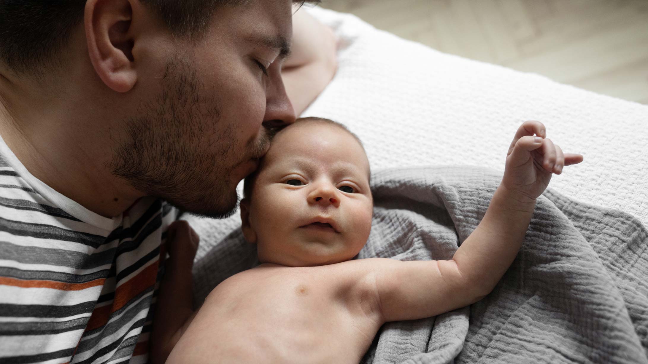 Geburt nach Schlauchmagen-OP: Ein Vater küsst sein neugeborenes Kind