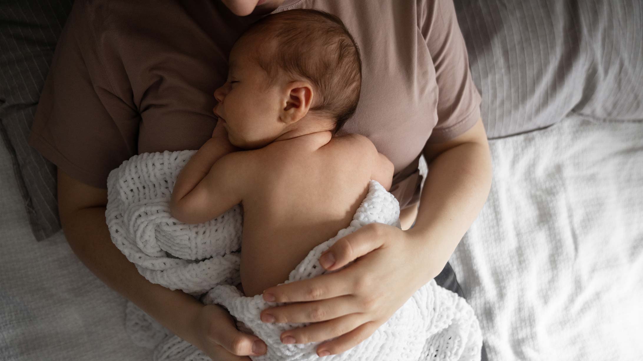 Geburt nach Schlauchmagen-OP: Eine Mutter hält ihr neugeborenes Baby in den Armen