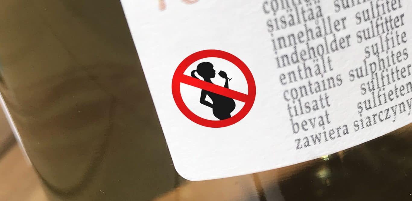 Eine Weinflasche mit einem Label, das Alkohol in der Schwangerschaft verbietet