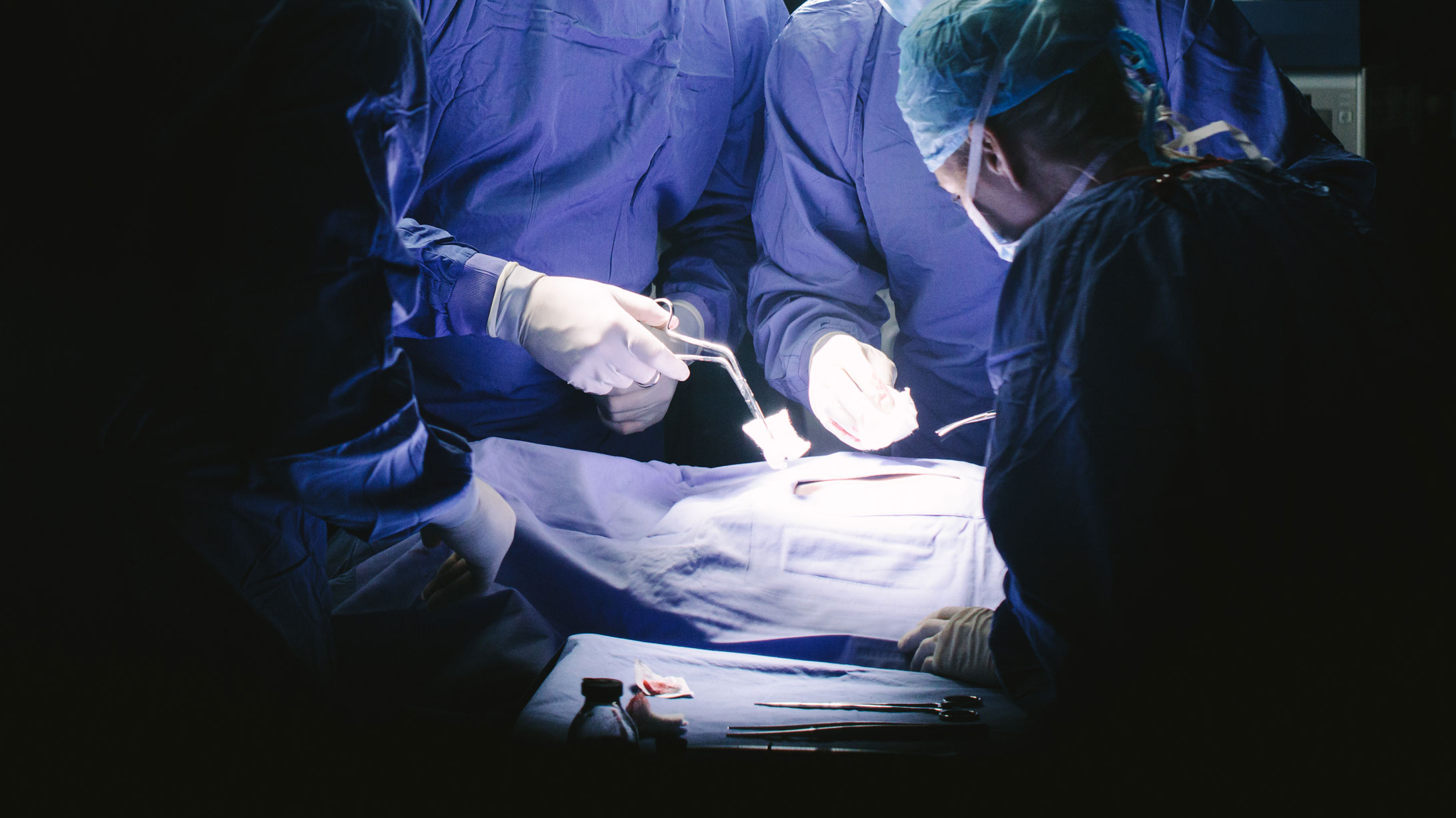 Szene aus der Viszeralchirurgie: Chirurgen im Operationssaal bei der Arbeit.