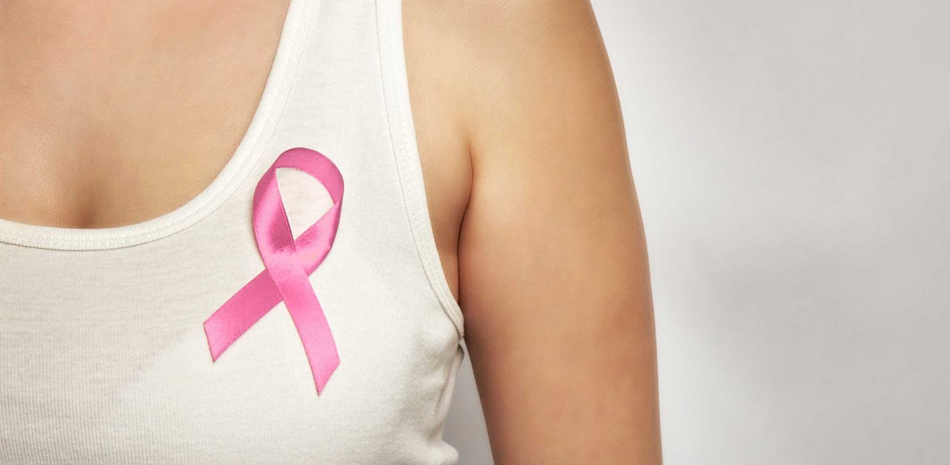 Weibliche Brust mit Pink Ribbon