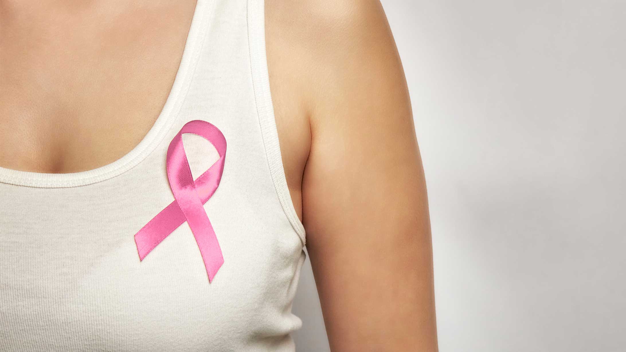 Weibliche Brust mit Pink Ribbon