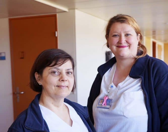 Nicole Frehe und Petra Fischer, Breast and Cancer Care Nurses am KSB, unterstützen Patientinnen mit Brustkrebs.