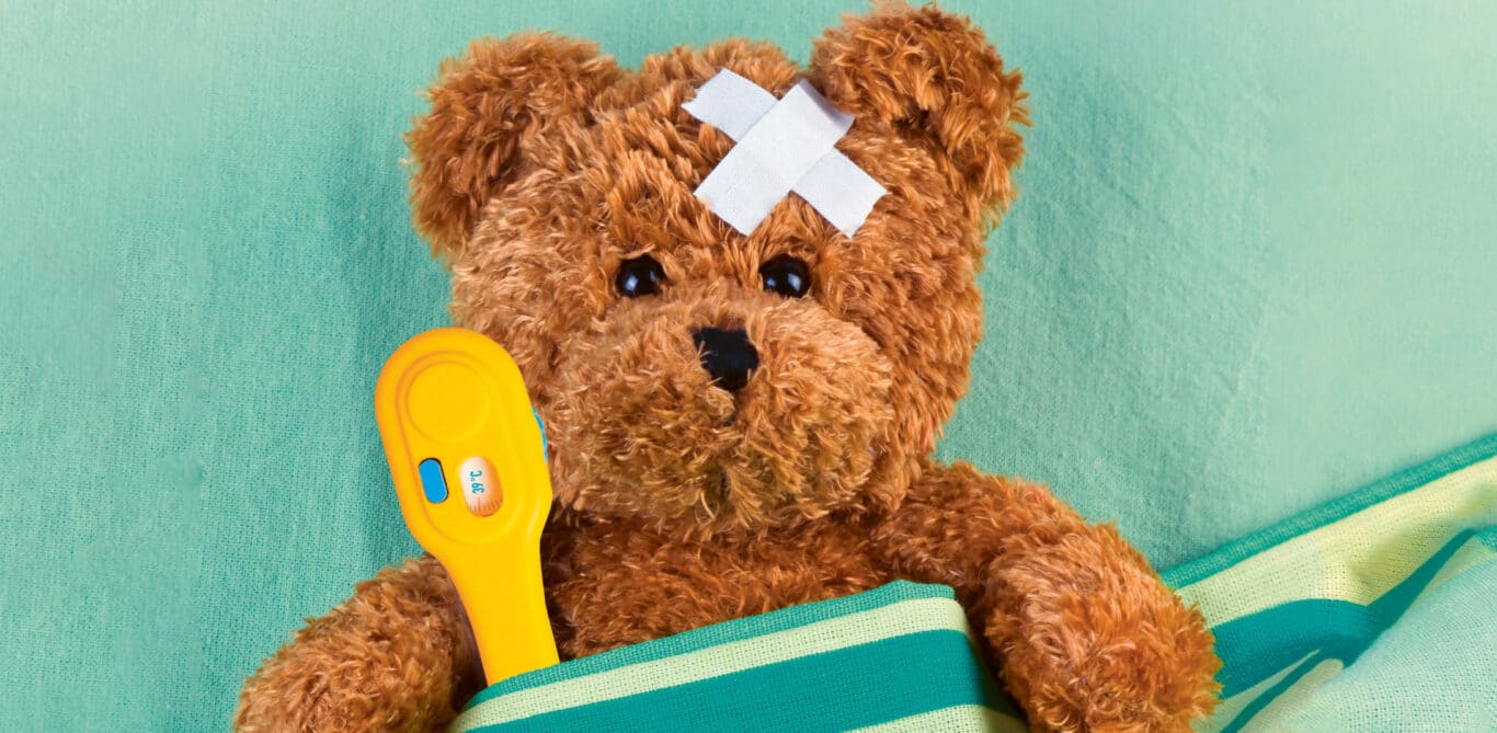 Narkose für Kinder: Teddybär mit Pflaster und Fieberthermometer