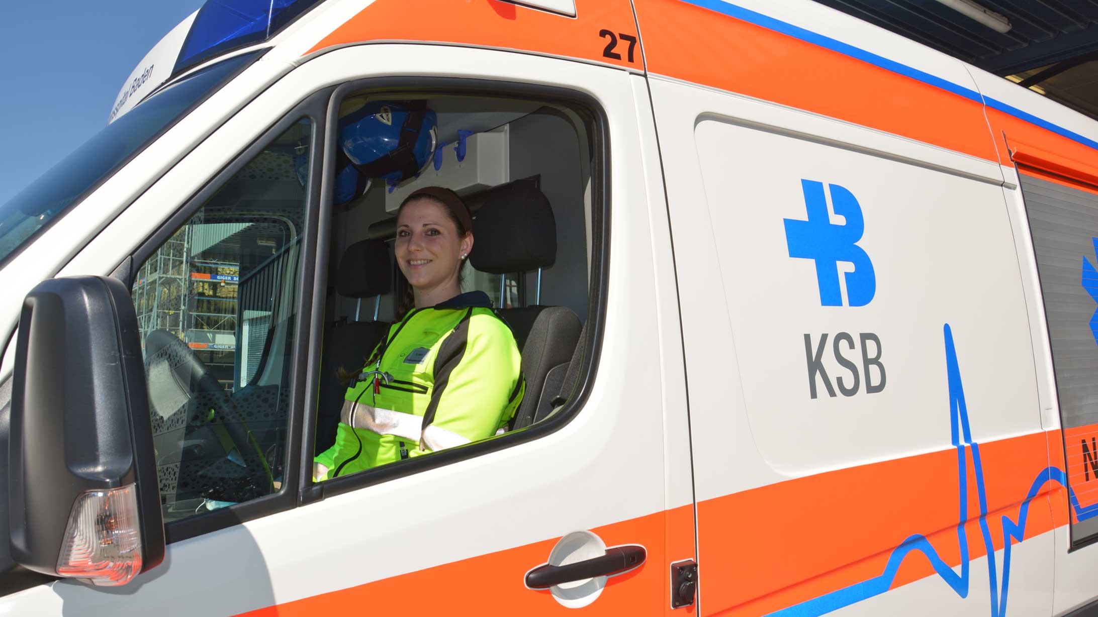 Rettungsdienst: Rettungssanitäterin Stefanie Härri sitzt im Rettungswagen.