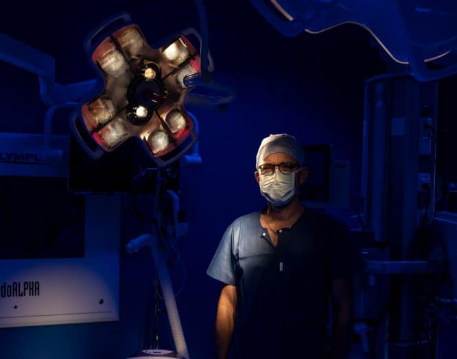 Gefässchirurg Stephan Engelberger steht im Operationssaal. Hier operiert er unter anderem Patienten mit einem Aneurysma.