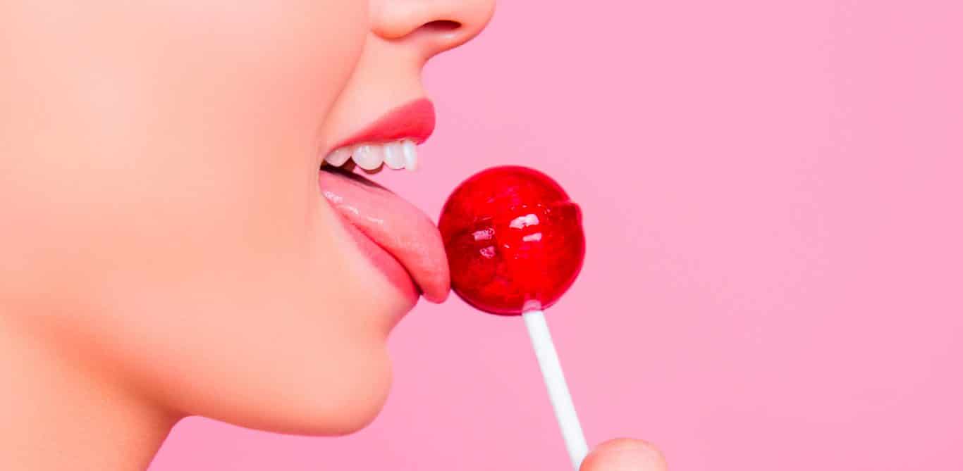 Diabetes: Eine Frau schleckt an einem Lollipop