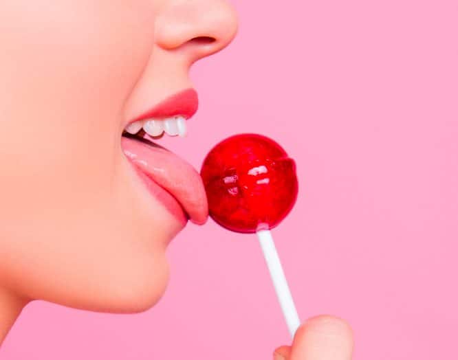Diabetes: Eine Frau schleckt an einem Lollipop