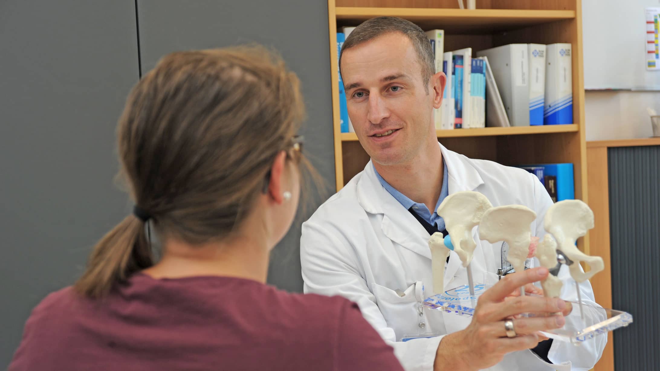 Tobias Bühler, Leitender Arzt Orthopädie, im Gespräch mit einer Patientin.