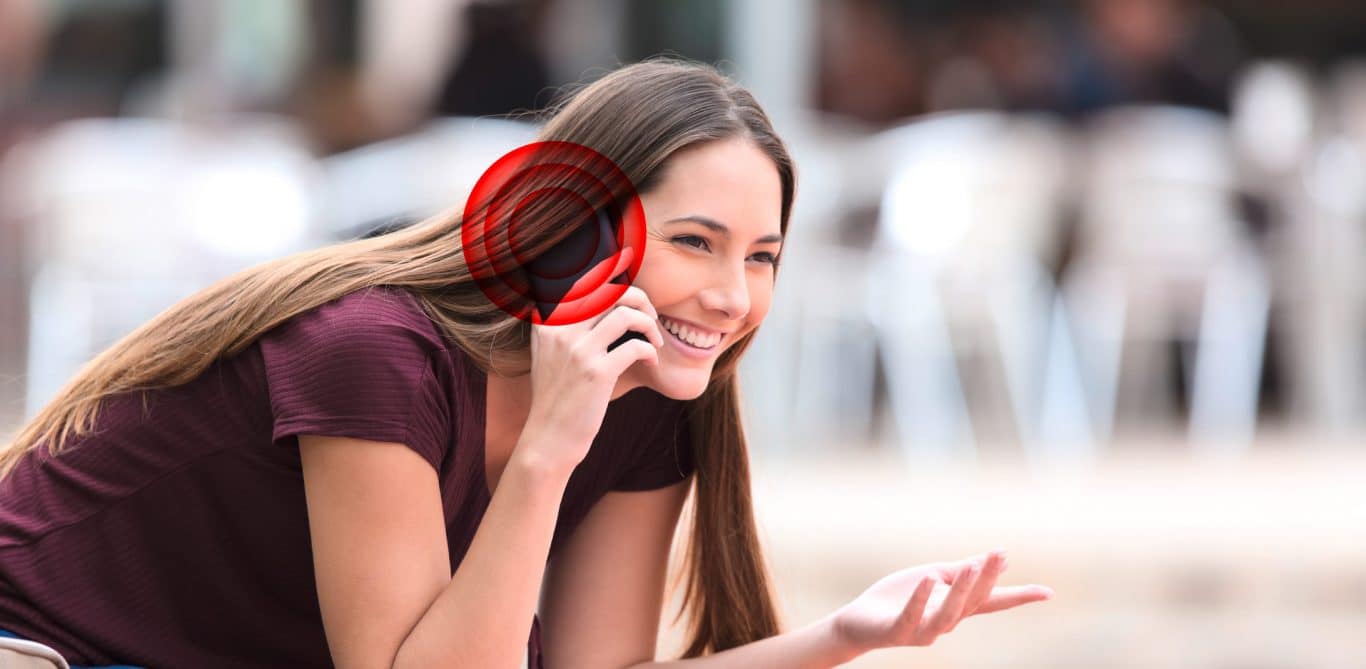 telefonierende junge Dame mit rotem Kreis am Ohr, das Krebs symbolisiert