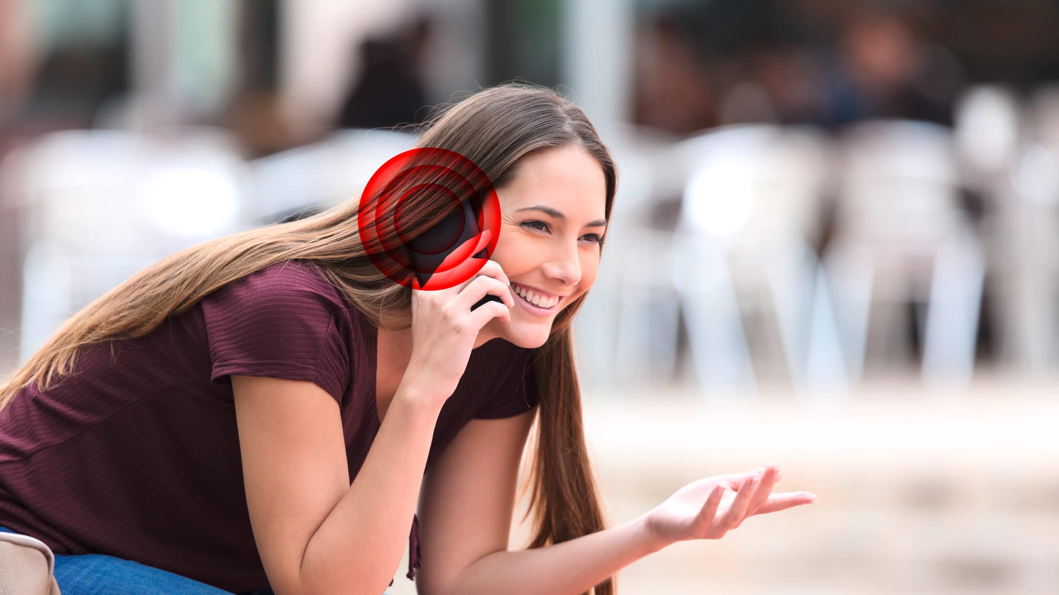 telefonierende junge Dame mit rotem Kreis am Ohr, das Krebs symbolisiert