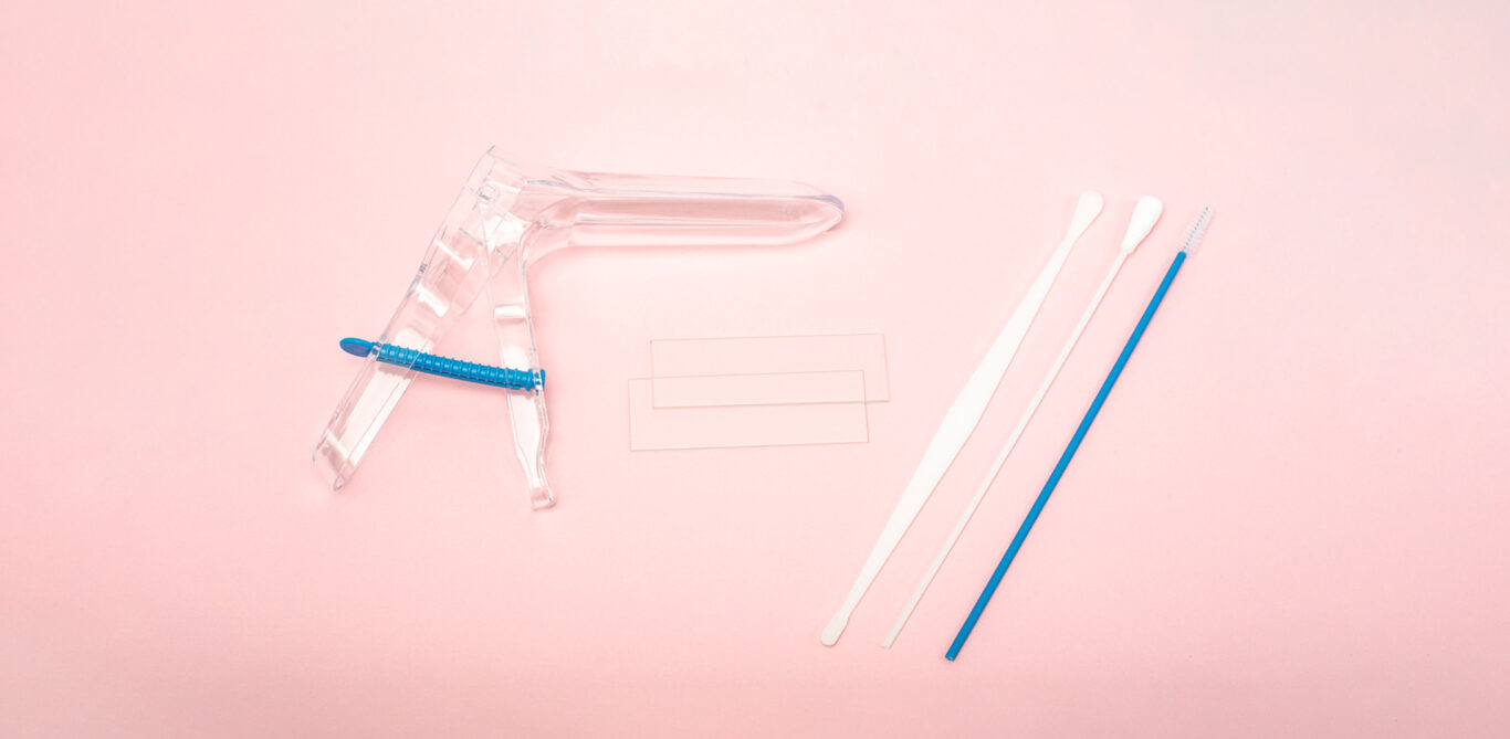 Instrumente zur Untersuchung der weiblichen Geschlechtsorgane auf rosa Grund