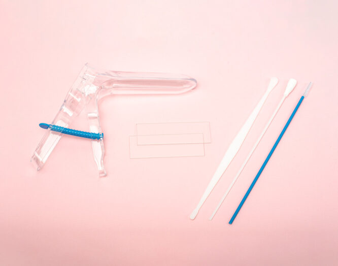 Instrumente zur Untersuchung der weiblichen Geschlechtsorgane auf rosa Grund