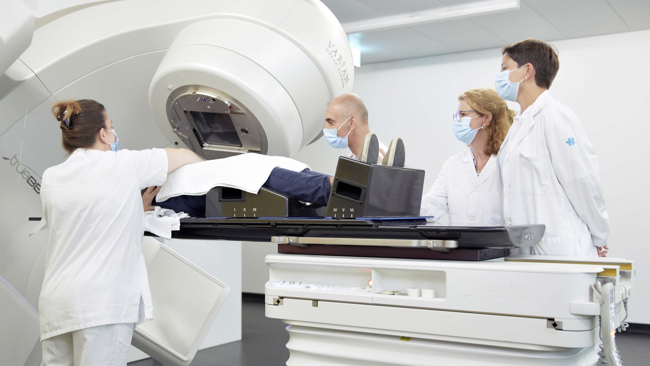 Das Radiologie Team des KSB bereitet einen Patienten auf die Strahlentherapie vor