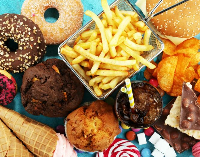 Fotografie von Essen: Donuts, Pommes, Eis und anderes süsses und/oder fettiges Essen.