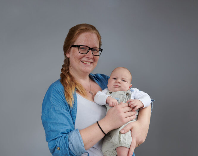 Das Foto zeigt Sabine Rykart mit ihrem Baby Noah.