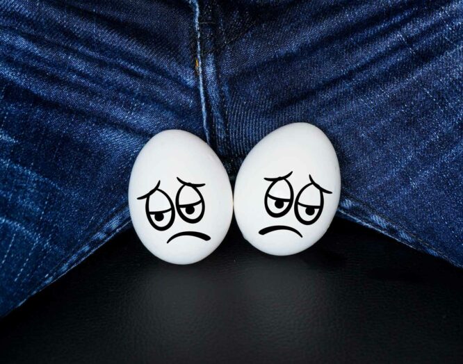 Spermaqualität: Zwei Eier mit aufgemalten traurigen Gesichtern stellen Hoden dar.