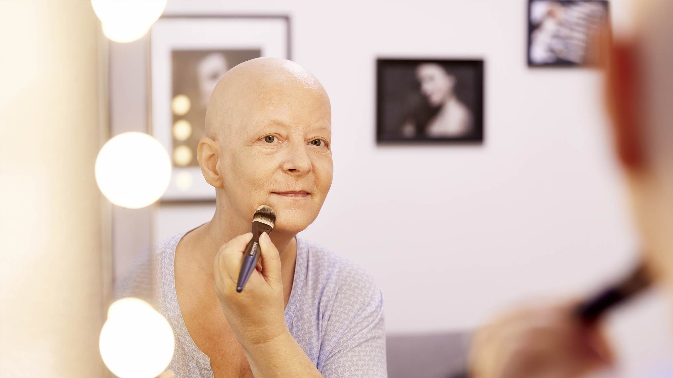 Schminktipps: Krebskranke Frau trägt Grundierung auf ihr Gesicht auf